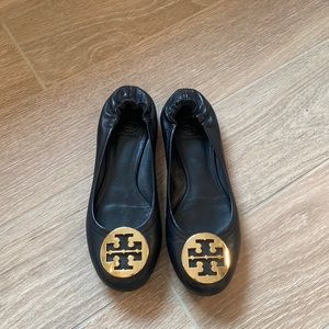 Tory Burch Minnie Flat Black leather with Gold logo hardware. 8.5